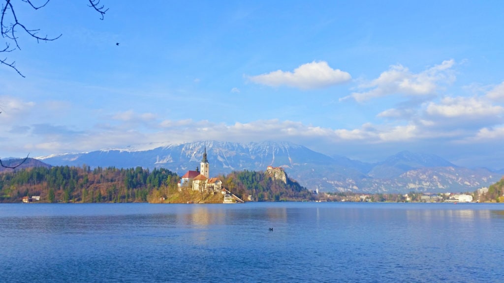 Lake Bled, Slovenia | The best time to visit Slovenia is now. SLOVENIA MUST SEE SLOVENIA ROAD TRIP Best time to visit slovenia | Slovenia itinerary | places to see in slovenia | slovenia must see | Slovenia road trip 