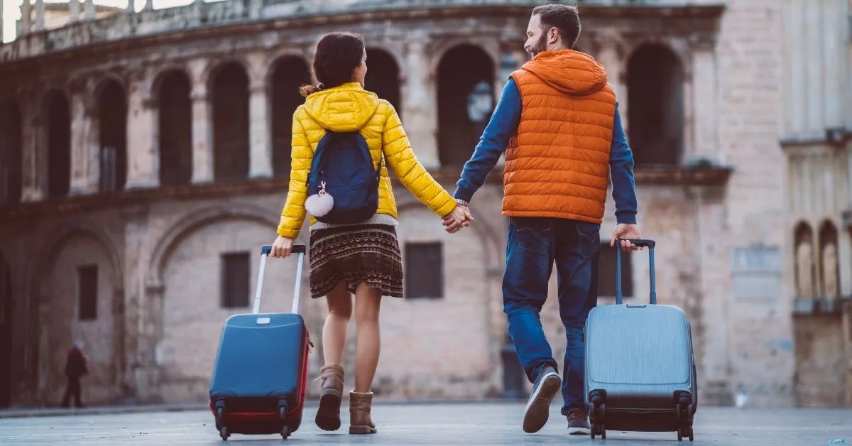 couple traveling in valencia