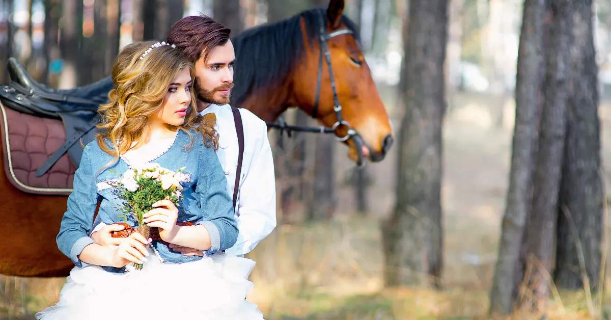 couple eloping in tennessee, girl holding a boquet and a horse behind them