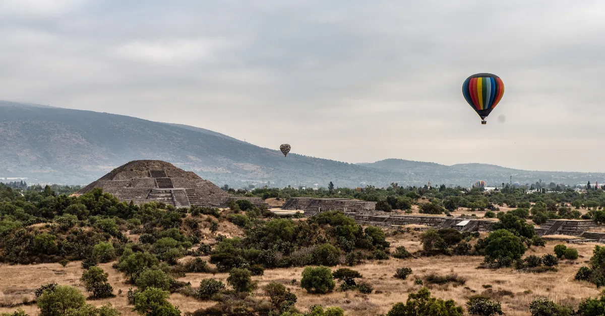 Hot air baloon over Teotihuacan Pyramid