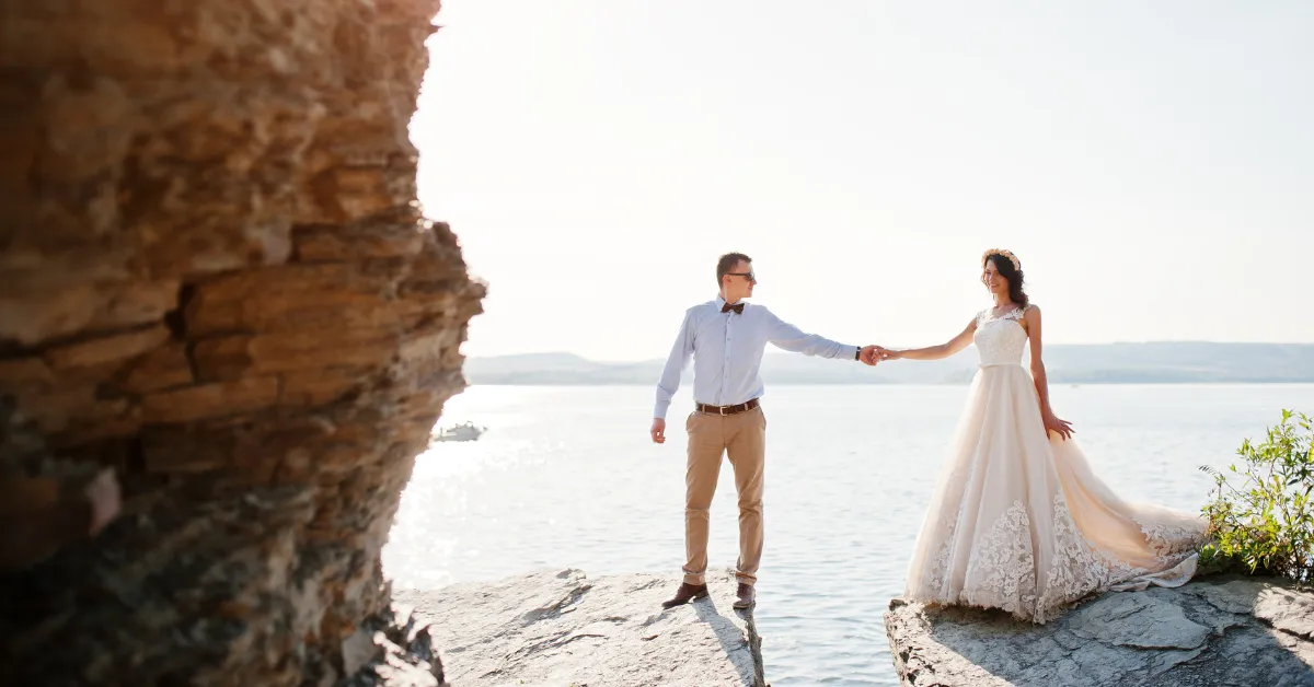 couple eloping in big sur