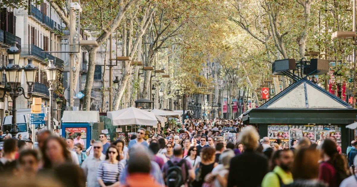 crowds in la rampla barcelona