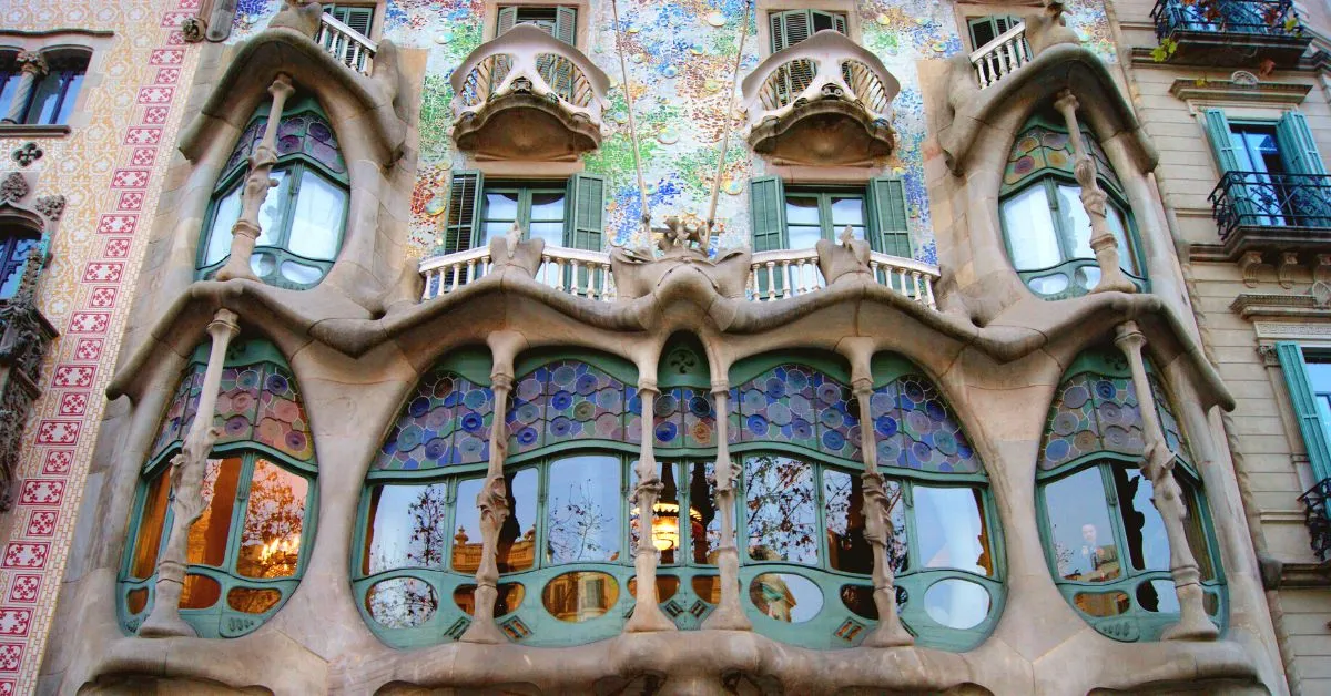 la pedrera mansion up close