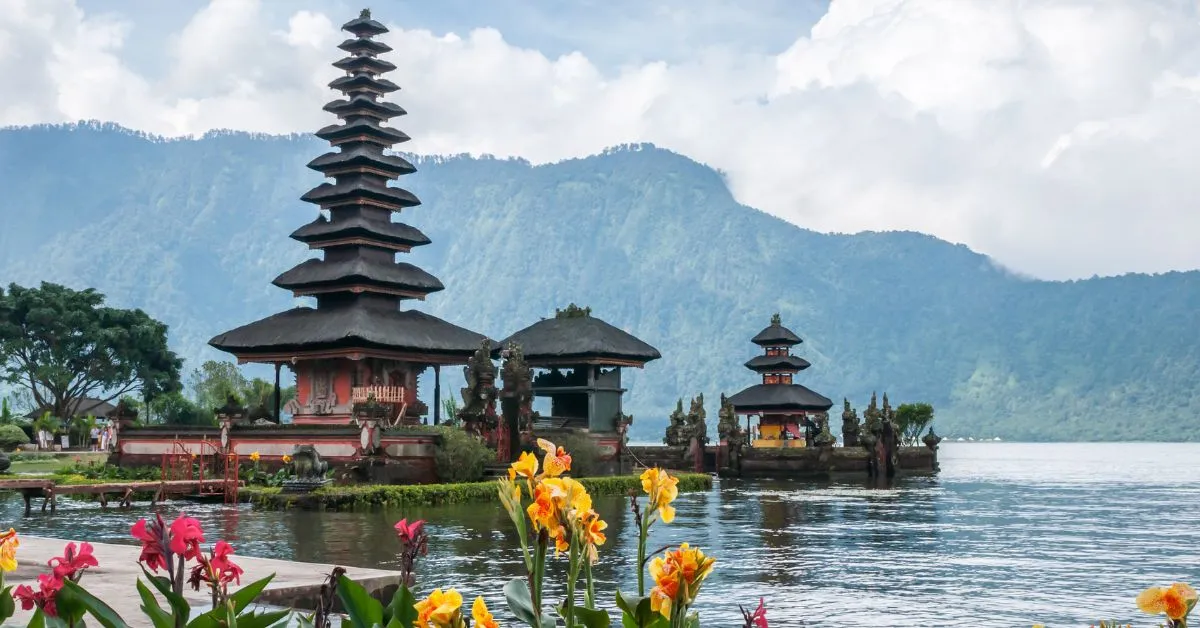 Templo de Bali junto al lago