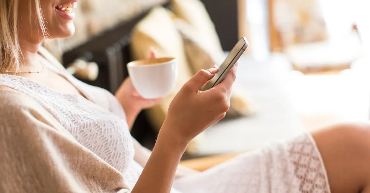 Woman in a café with her phone connected on Instabridge